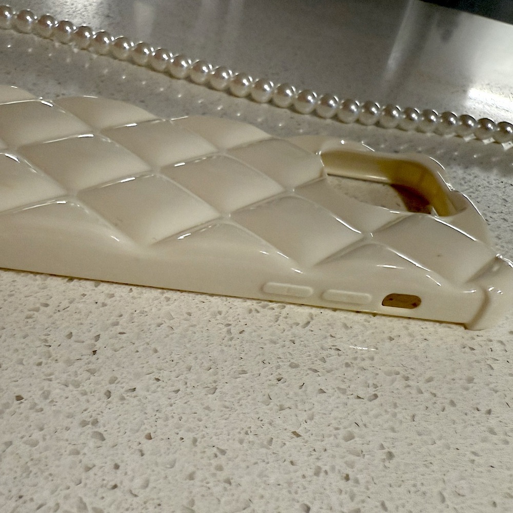 iPhone 14 Pro case with Pearl Hand Strap and Crossbody Strap - Picture 3 of 10